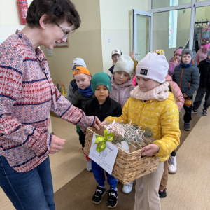 Grupa „Skrzaty” z Przedszkola nr 1 w Brusach Wielkanocna wizyta pełna uśmiechu i życzeń