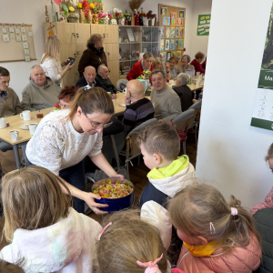 Środowiskowy Dom Samopomocy Dzieci podzieliły się wielkanocną życzliwością i wiosennym symbolem nadziei 