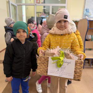 Grupa „Skrzaty” z Przedszkola nr 1 w Brusach Wielkanocna wizyta pełna uśmiechu i życzeń