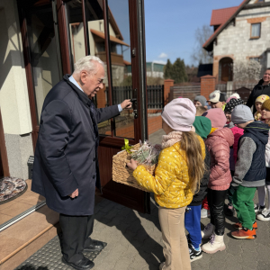 Spotkanie z Księdzem Prałatem Zdzisławem Wirwickim Dzieci z grupy „Skrzaty” złożyły świąteczne życzenia oraz wręczyły symboliczne nasiona 