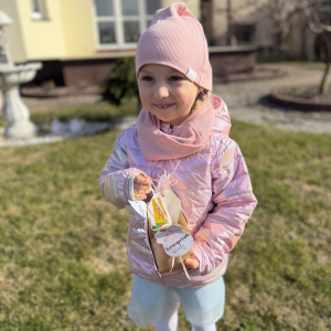 Poszukiwanie śladów Zajączka „Po śniadaniu przedszkolaki wyruszyły w wesołe poszukiwanie śladów Wielkanocnego Zajączka.”