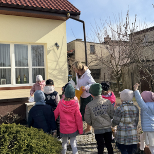 Poszukiwanie śladów Zajączka „Po śniadaniu przedszkolaki wyruszyły w wesołe poszukiwanie śladów Wielkanocnego Zajączka.”