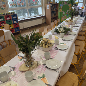 Wielkanocne śniadanie „Dzieci w odświętnych strojach zasiadły do wspólnego wielkanocnego śniadania.”