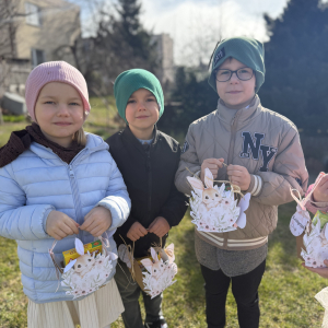 Poszukiwanie śladów Zajączka „Po śniadaniu przedszkolaki wyruszyły w wesołe poszukiwanie śladów Wielkanocnego Zajączka.”