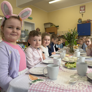 Wielkanocne śniadanie „Dzieci w odświętnych strojach zasiadły do wspólnego wielkanocnego śniadania.”