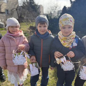 Poszukiwanie śladów Zajączka „Po śniadaniu przedszkolaki wyruszyły w wesołe poszukiwanie śladów Wielkanocnego Zajączka.”