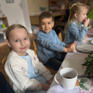 Wielkanocne śniadanie „Dzieci w odświętnych strojach zasiadły do wspólnego wielkanocnego śniadania.”