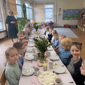 Pani Marysia składa życzenia „Pani Marysia składa serdeczne życzenia dzieciom, wprowadzając je w radosny, świąteczny nastrój.”