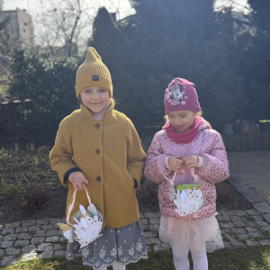 Poszukiwanie śladów Zajączka „Po śniadaniu przedszkolaki wyruszyły w wesołe poszukiwanie śladów Wielkanocnego Zajączka.”