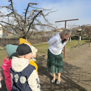 Poszukiwanie śladów Zajączka „Po śniadaniu przedszkolaki wyruszyły w wesołe poszukiwanie śladów Wielkanocnego Zajączka.”