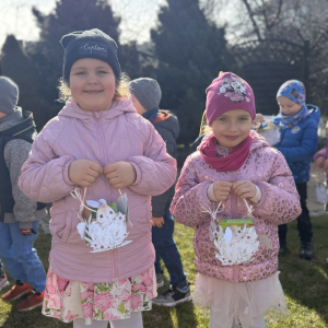 Poszukiwanie śladów Zajączka „Po śniadaniu przedszkolaki wyruszyły w wesołe poszukiwanie śladów Wielkanocnego Zajączka.”
