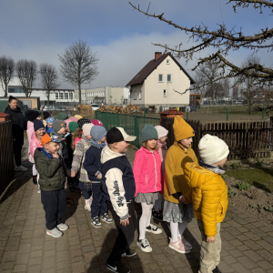 Poszukiwanie śladów Zajączka „Po śniadaniu przedszkolaki wyruszyły w wesołe poszukiwanie śladów Wielkanocnego Zajączka.”