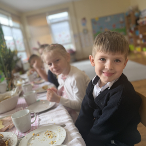 Wielkanocne śniadanie „Dzieci w odświętnych strojach zasiadły do wspólnego wielkanocnego śniadania.”