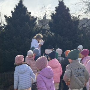 Poszukiwanie śladów Zajączka „Po śniadaniu przedszkolaki wyruszyły w wesołe poszukiwanie śladów Wielkanocnego Zajączka.”