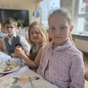 Wielkanocne śniadanie „Dzieci w odświętnych strojach zasiadły do wspólnego wielkanocnego śniadania.”