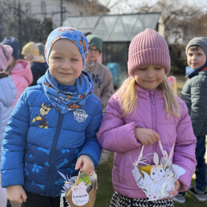Poszukiwanie śladów Zajączka „Po śniadaniu przedszkolaki wyruszyły w wesołe poszukiwanie śladów Wielkanocnego Zajączka.”