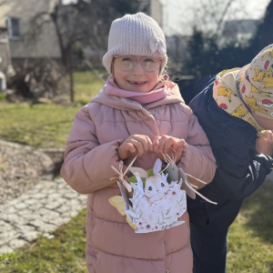 Poszukiwanie śladów Zajączka „Po śniadaniu przedszkolaki wyruszyły w wesołe poszukiwanie śladów Wielkanocnego Zajączka.”