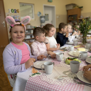 Wielkanocne śniadanie „Dzieci w odświętnych strojach zasiadły do wspólnego wielkanocnego śniadania.”