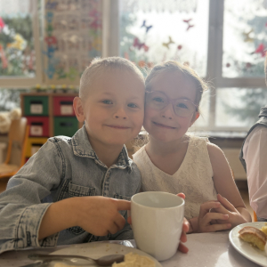 Wielkanocne śniadanie „Dzieci w odświętnych strojach zasiadły do wspólnego wielkanocnego śniadania.”