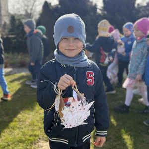 Poszukiwanie śladów Zajączka „Po śniadaniu przedszkolaki wyruszyły w wesołe poszukiwanie śladów Wielkanocnego Zajączka.”