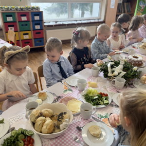 Wielkanocne śniadanie „Dzieci w odświętnych strojach zasiadły do wspólnego wielkanocnego śniadania.”