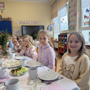Wielkanocne śniadanie „Dzieci w odświętnych strojach zasiadły do wspólnego wielkanocnego śniadania.”