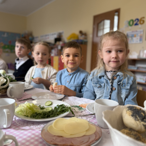 Wielkanocne śniadanie „Dzieci w odświętnych strojach zasiadły do wspólnego wielkanocnego śniadania.”