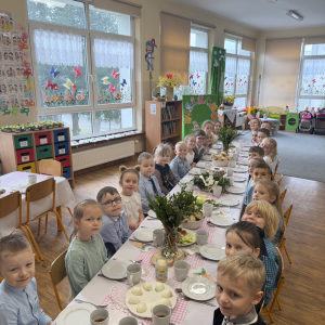 Wielkanocne śniadanie „Dzieci w odświętnych strojach zasiadły do wspólnego wielkanocnego śniadania.”
