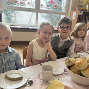 Wielkanocne śniadanie „Dzieci w odświętnych strojach zasiadły do wspólnego wielkanocnego śniadania.”