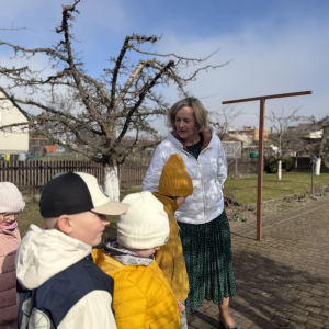 Poszukiwanie śladów Zajączka „Po śniadaniu przedszkolaki wyruszyły w wesołe poszukiwanie śladów Wielkanocnego Zajączka.”