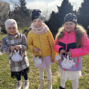 Poszukiwanie śladów Zajączka „Po śniadaniu przedszkolaki wyruszyły w wesołe poszukiwanie śladów Wielkanocnego Zajączka.”