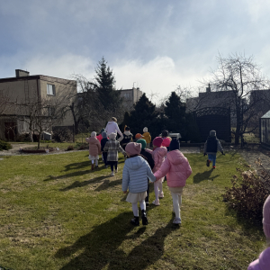 Poszukiwanie śladów Zajączka „Po śniadaniu przedszkolaki wyruszyły w wesołe poszukiwanie śladów Wielkanocnego Zajączka.”