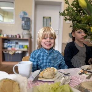 Wielkanocne śniadanie „Dzieci w odświętnych strojach zasiadły do wspólnego wielkanocnego śniadania.”