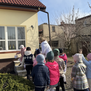 Poszukiwanie śladów Zajączka „Po śniadaniu przedszkolaki wyruszyły w wesołe poszukiwanie śladów Wielkanocnego Zajączka.”