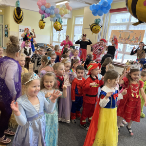 Dzieci tańczą na balu