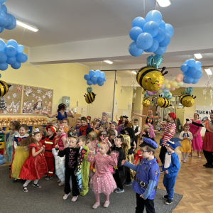 Dzieci na balu przebierańców