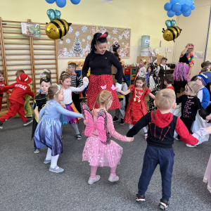 Dzieci tańczą na balu