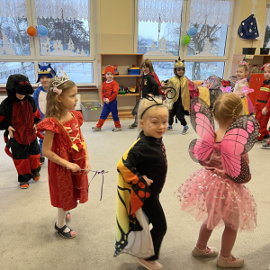 Dzieci w strojach karnawałowych tańczą