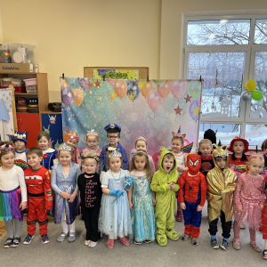 Grupowe zdjęcie dzieci w przebraniach