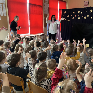 Dzieci na widowni podczas przedstawienia