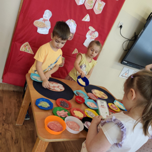 Dzieci bawiące się w pizzerie. 