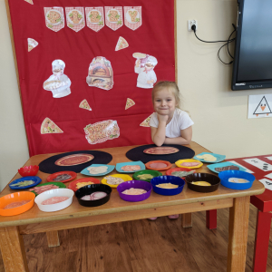 Dziewczynka przy stoliku. 