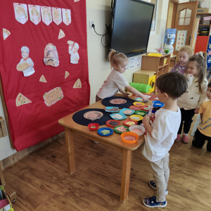 Dzieci bawiące się w pizzerie. 