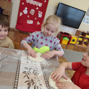 Dziewczynka wyrabiająca ciasto. 