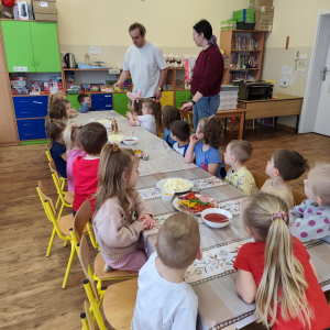 Dzieci siedzące przy stole. 