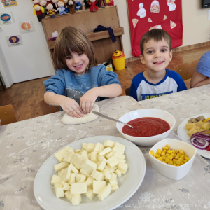 Chłopcy robiący pizzę. 