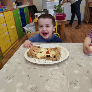 Chłopiec siedzący przy stole. 