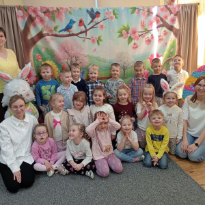 wspólne pamiątkowe zdjęcie na ściance tematycznej