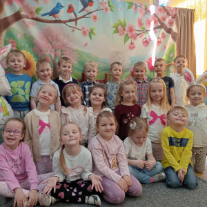 wspólne pamiątkowe zdjęcie na ściance tematycznej