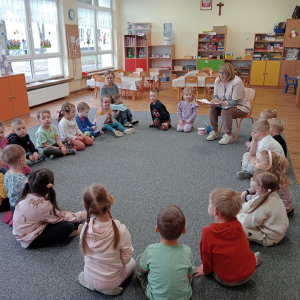 dzieci siedzące w kole